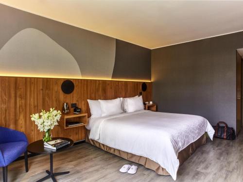 Habitación Superior con cama extragrande del hotel Pullman Lima San Isidro. Foto 1