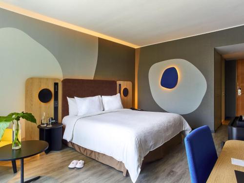 Habitación Deluxe con cama extragrande del hotel Pullman Lima San Isidro. Foto 1