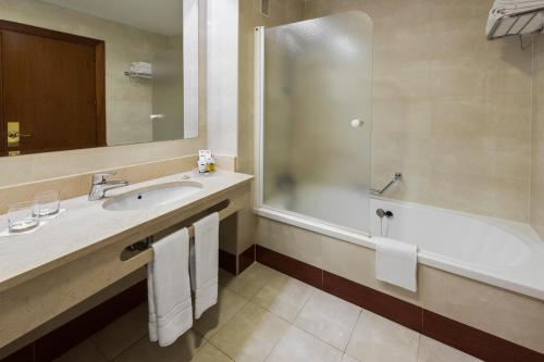 Habitación Doble Estándar del hotel Elba Madrid Alcalá. Foto 4