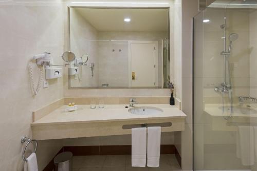 Habitación Triple del hotel Elba Madrid Alcalá. Foto 3