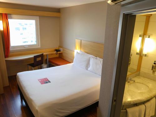 Habitación Superior Plug and Play - 1 cama grande del hotel Ibis Lima Larco Miraflores. Foto 6