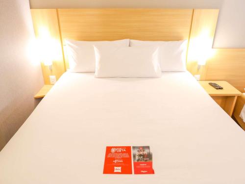 Habitación Estándar - 1 cama doble y 1 individual del hotel Ibis Lima Larco Miraflores. Foto 1