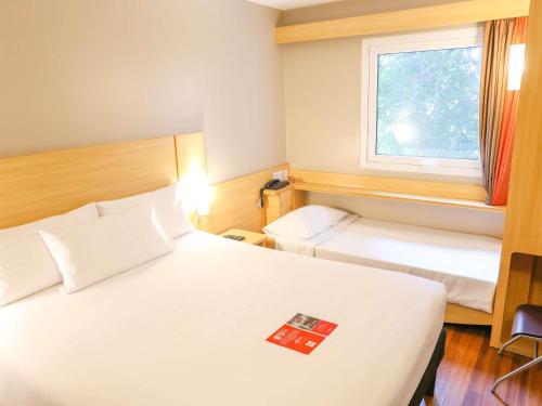 Habitación Estándar - 1 cama doble y 1 individual del hotel Ibis Lima Larco Miraflores. Foto 2