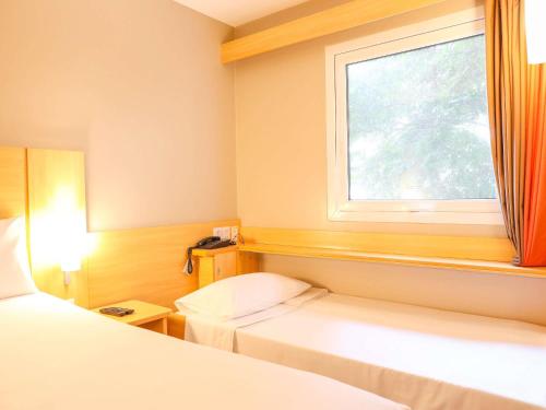 Habitación Estándar - 1 cama doble y 1 individual del hotel Ibis Lima Larco Miraflores. Foto 6