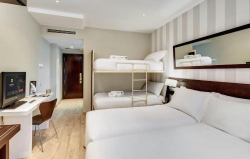 Habitación cuádruple del hotel Sercotel Madrid Aeropuerto. Foto 6