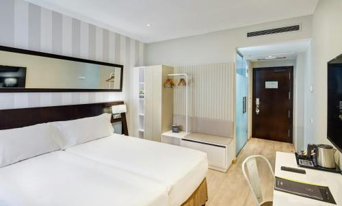 Habitación Cuádruple del hotel Sercotel Madrid Aeropuerto. Foto 3