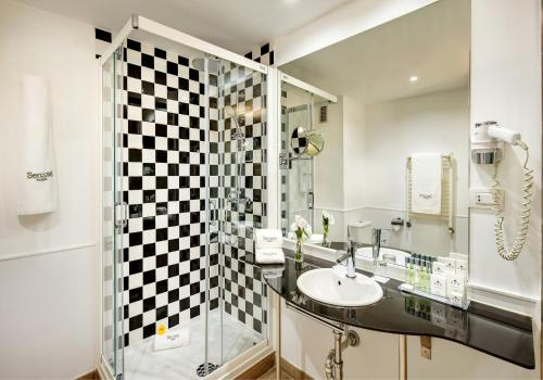 Habitación Cuádruple del hotel Sercotel Madrid Aeropuerto. Foto 4