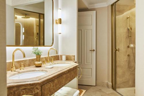 Suite de 1 dormitorio Palace con cama extragrande del hotel The Palace, a Luxury Collection Hotel, Madrid. Foto 8