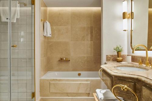 Suite de 1 dormitorio Palace con cama extragrande del hotel The Palace, a Luxury Collection Hotel, Madrid. Foto 9