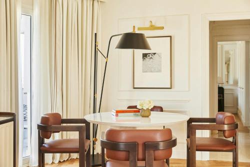 Suite de 1 dormitorio Cortes con cama extragrande y vistas al parlamento del hotel The Palace, a Luxury Collection Hotel, Madrid