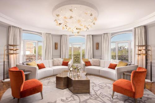 Suite de 1 dormitorio Royal con cama extragrande y vistas a la fuente del hotel The Palace, a Luxury Collection Hotel, Madrid