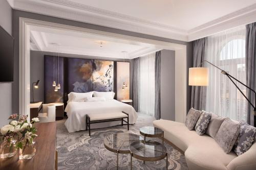 Suite de 1 dormitorio Royal con cama extragrande y vistas a la fuente del hotel The Palace, a Luxury Collection Hotel, Madrid. Foto 4
