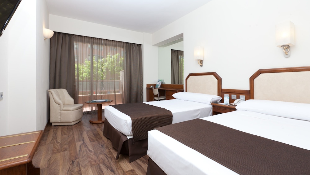 Habitación doble, 2 camas individuales del hotel Senator Barajas. Foto 1