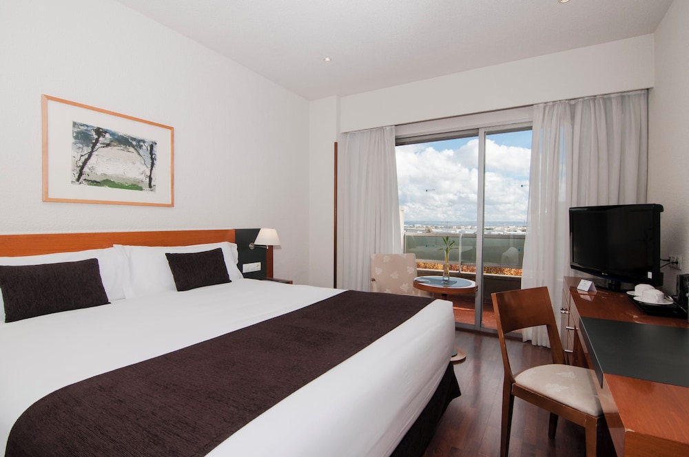 Habitación doble, 1 cama de matrimonio grande del hotel Senator Barajas. Foto 1