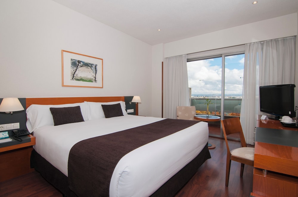 Habitación doble, 1 cama de matrimonio grande del hotel Senator Barajas. Foto 3