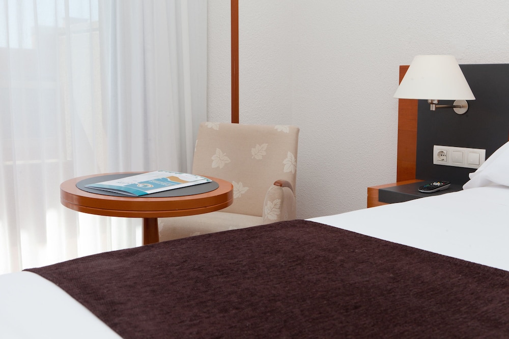 Habitación doble, 1 cama de matrimonio grande del hotel Senator Barajas. Foto 4
