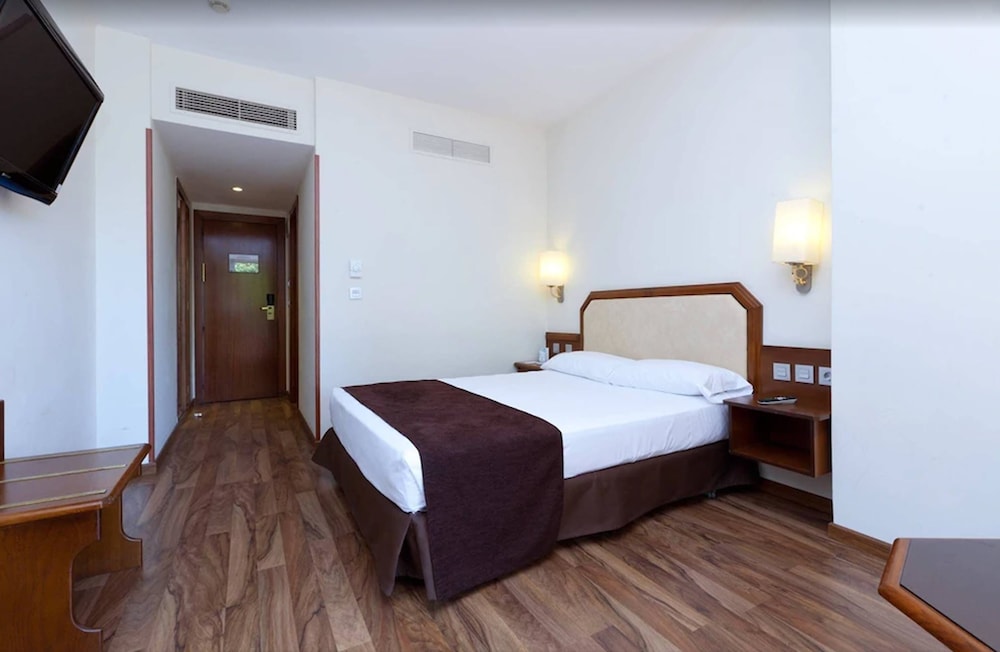 Habitación doble, 1 cama de matrimonio del hotel Senator Barajas. Foto 3