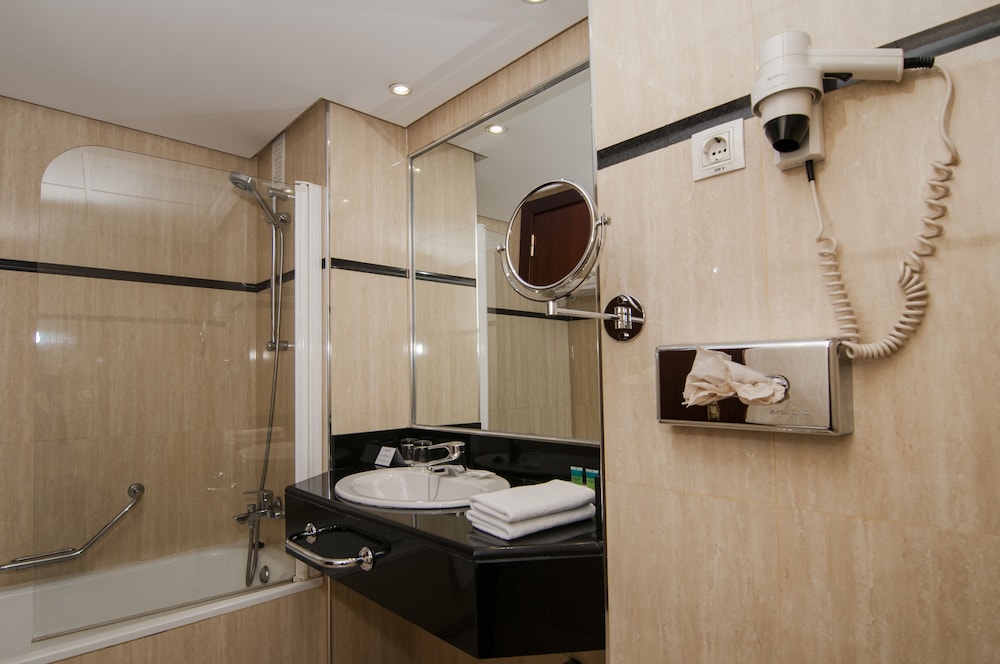 Habitación doble, 1 cama de matrimonio del hotel Senator Barajas. Foto 6