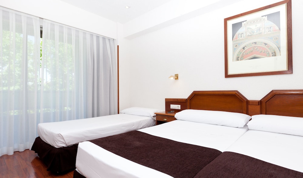 Habitación triple del hotel Senator Barajas