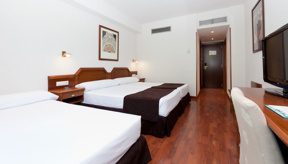Habitación triple del hotel Senator Barajas. Foto 1