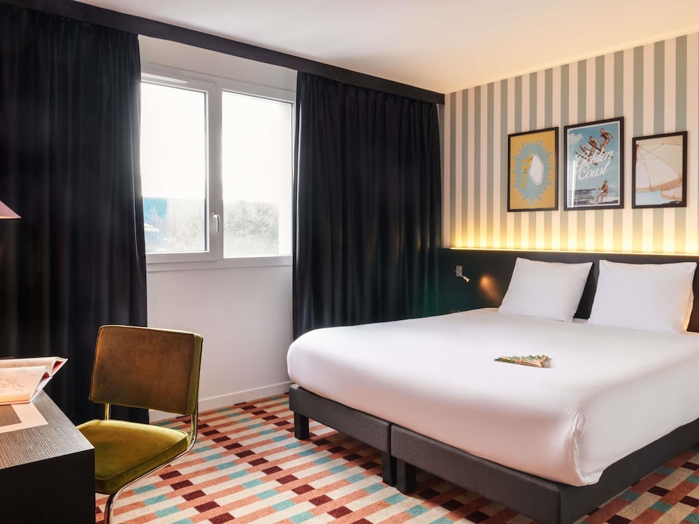 Suite con 1 cama king size y 1 sofá cama del hotel ibis Styles Nantes Saint Herblain