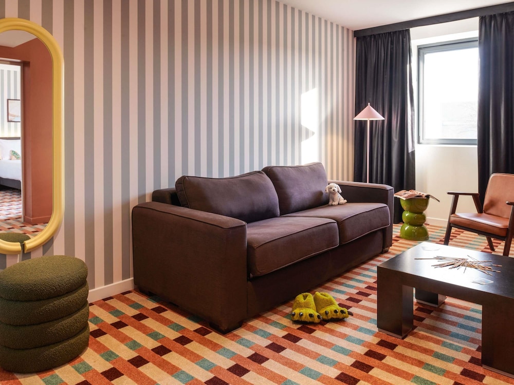 Suite con 1 cama king size y 1 sofá cama del hotel ibis Styles Nantes Saint Herblain. Foto 2