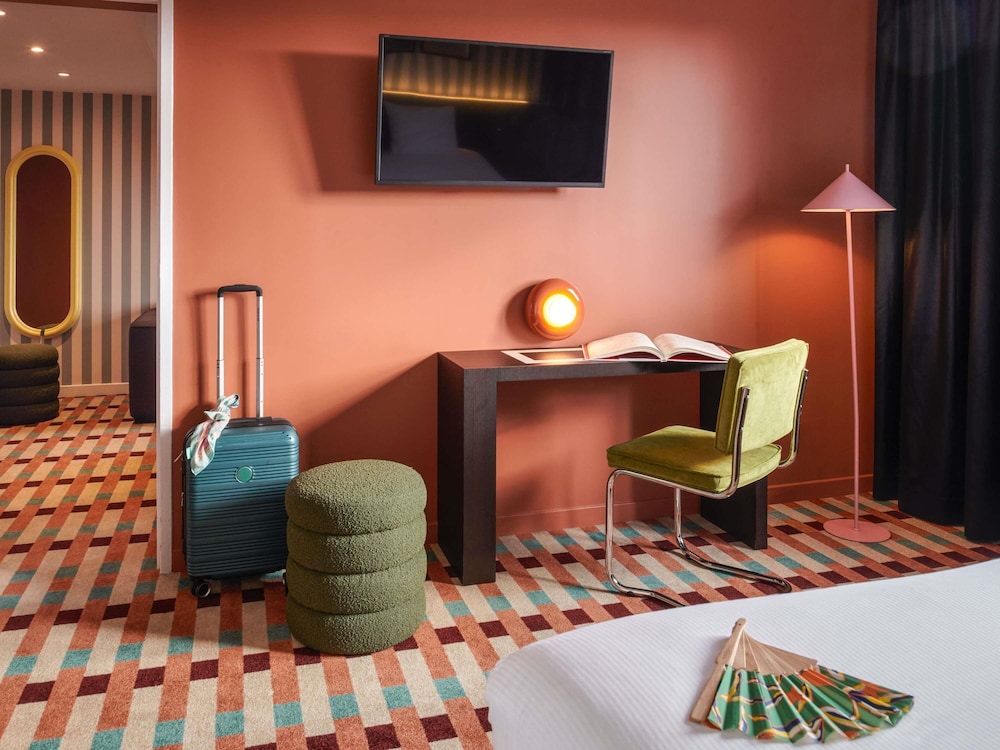 Suite con 1 cama king size y 1 sofá cama del hotel ibis Styles Nantes Saint Herblain. Foto 3