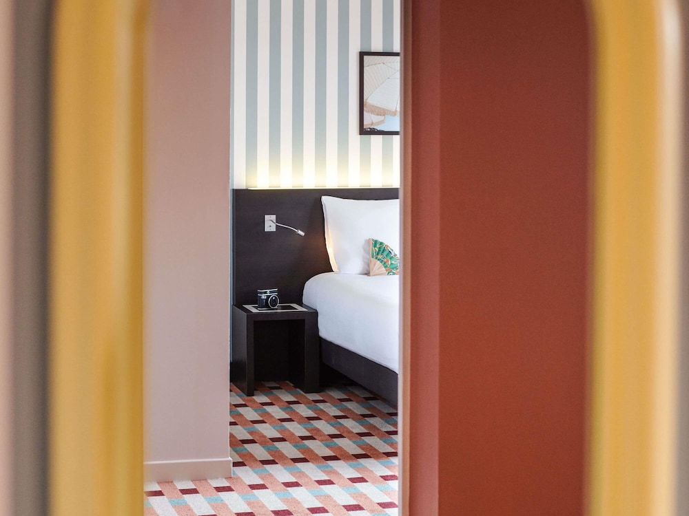 Suite con 1 cama king size y 1 sofá cama del hotel ibis Styles Nantes Saint Herblain. Foto 4