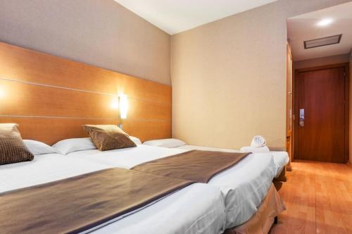 Habitación Doble con cama supletoria del hotel Posadas De España Pinto. Foto 1