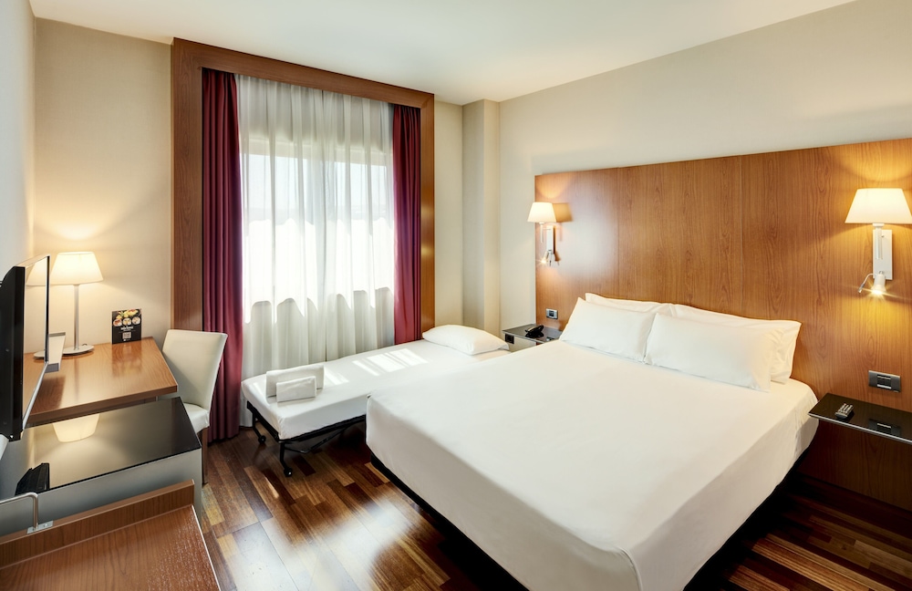 Habitación clásica doble (con cama supletoria) del hotel Sercotel AB Rivas. Foto 5