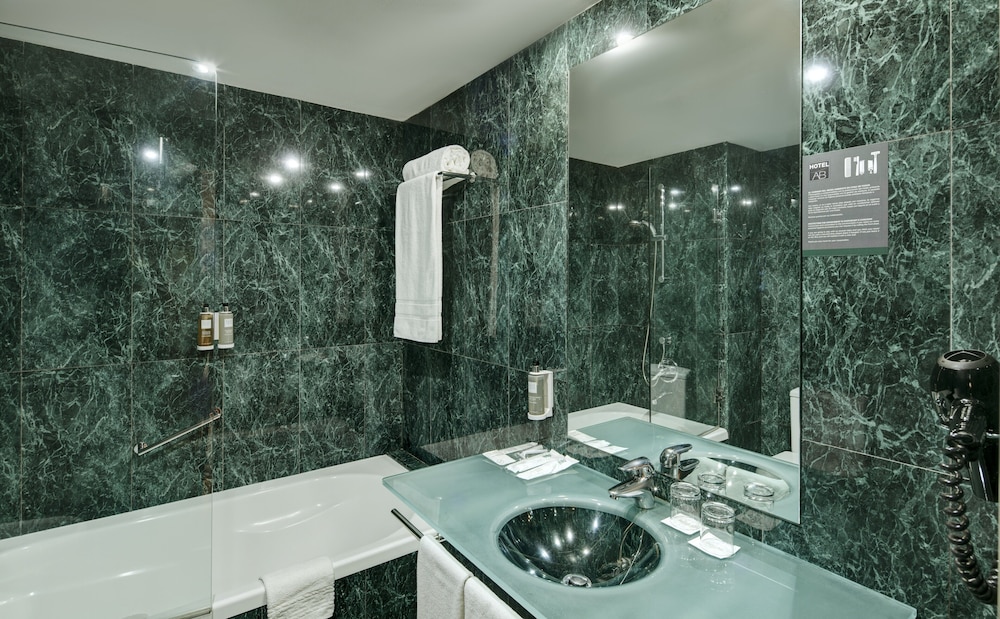 Habitación clásica con 2 camas individuales (con cama supletoria) del hotel Sercotel AB Rivas. Foto 10