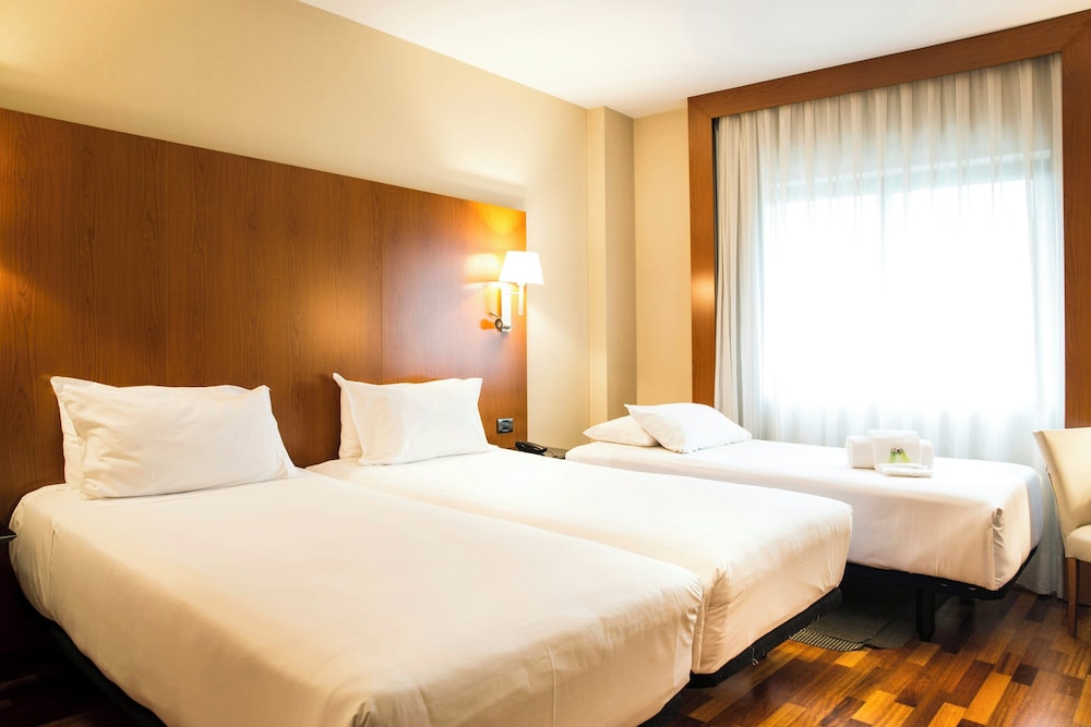 Habitación clásica con 2 camas individuales (con cama supletoria) del hotel Sercotel AB Rivas. Foto 1