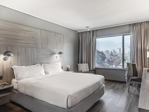 Habitación Superior con cama extragrande del hotel Pullman Santiago Vitacura. Foto 4