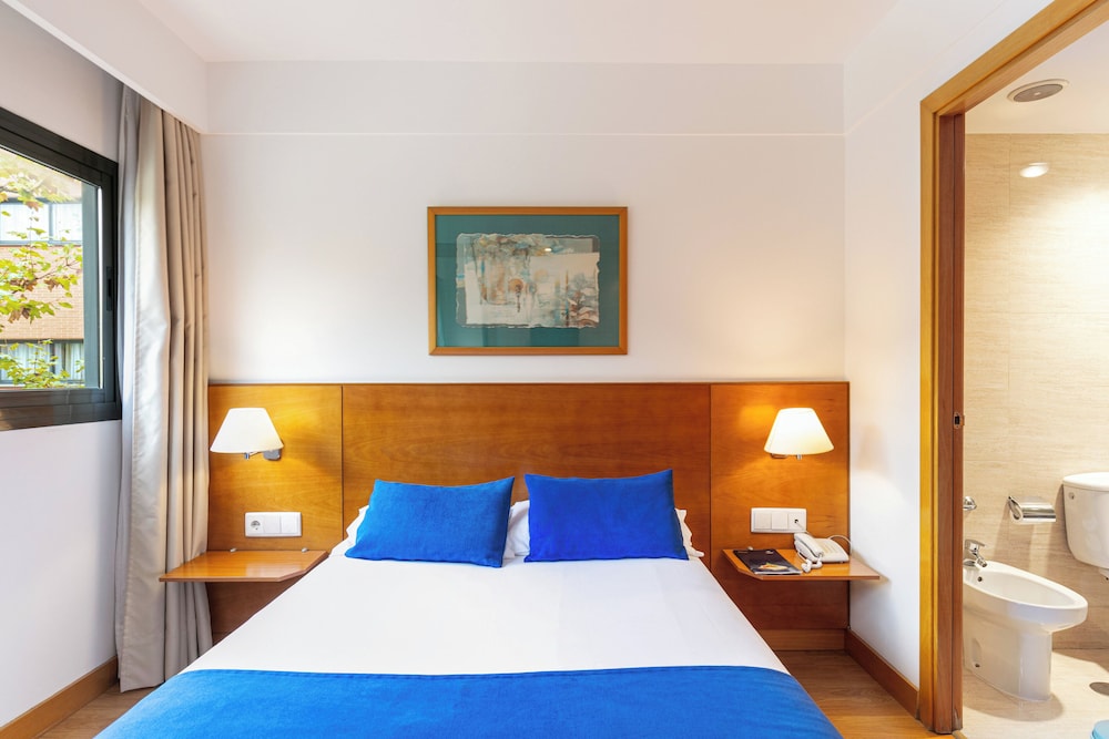 Habitación clásica doble del hotel Sercotel de los Reyes. Foto 1