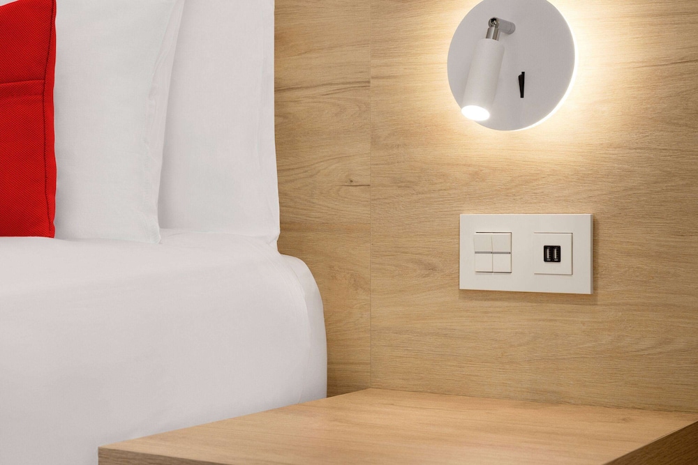 Habitación familiar, 1 cama doble con sofá cama, no fumadores del hotel Ramada By Wyndham Madrid Tres Cantos. Foto 5
