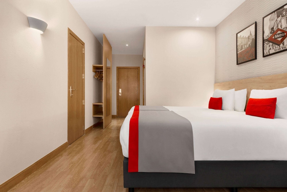 Habitación, 2 camas individuales, no fumadores del hotel Ramada By Wyndham Madrid Tres Cantos. Foto 8
