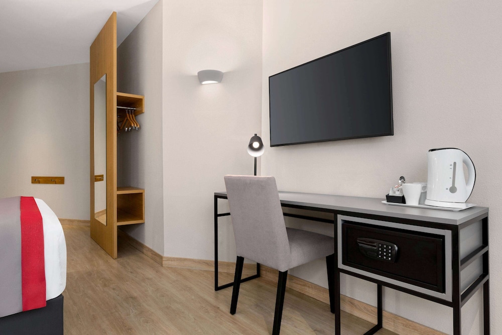 Habitación, 2 camas individuales, no fumadores del hotel Ramada By Wyndham Madrid Tres Cantos. Foto 9