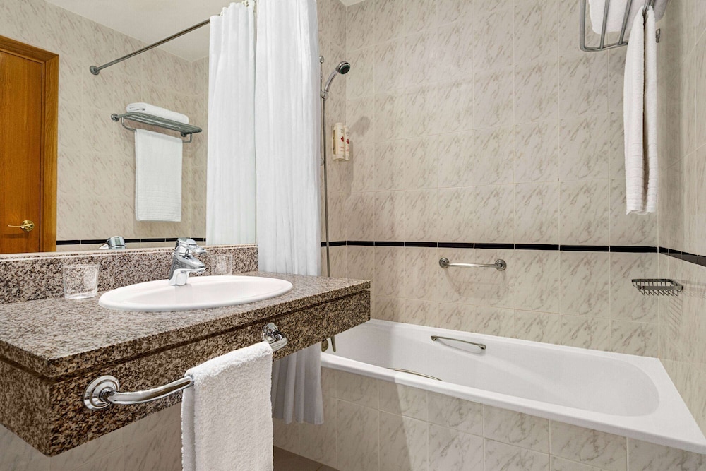 Habitación, 2 camas individuales, no fumadores del hotel Ramada By Wyndham Madrid Tres Cantos. Foto 11