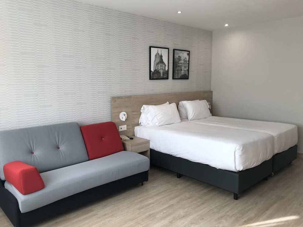 Habitación familiar, 2 camas individuales, no fumadores del hotel Ramada By Wyndham Madrid Tres Cantos. Foto 1