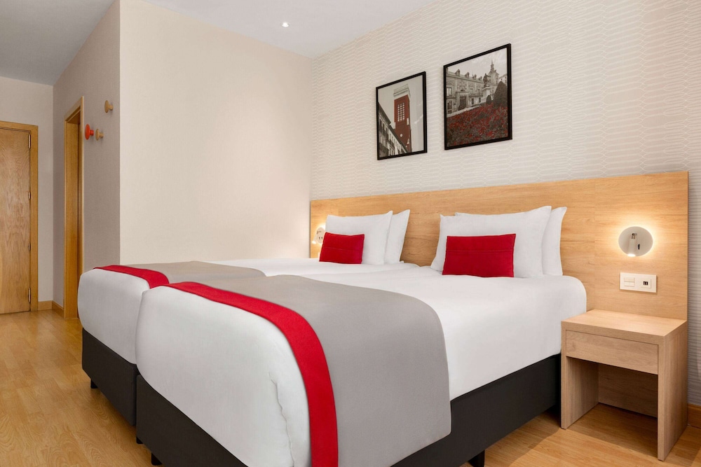 Habitación familiar, 2 camas individuales, no fumadores del hotel Ramada By Wyndham Madrid Tres Cantos. Foto 6