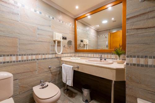 Habitación Cuádruple Estándar del hotel Antequera Hills. Foto 1