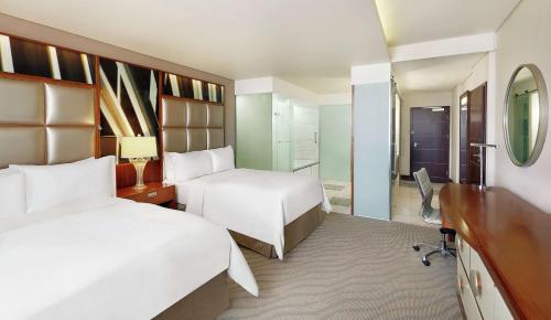 Habitación con cama extragrande del hotel Hilton Windhoek
