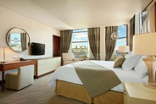 Habitación con cama extragrande del hotel Hilton Windhoek. Foto 1