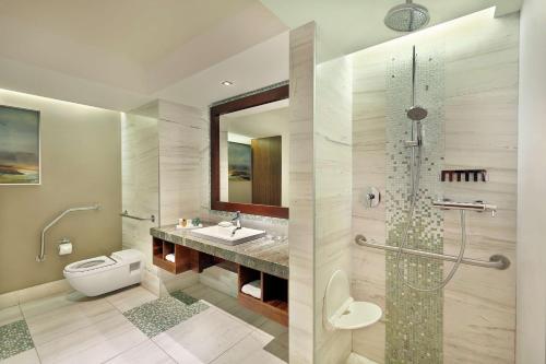 Habitación con cama extragrande del hotel Hilton Windhoek. Foto 2