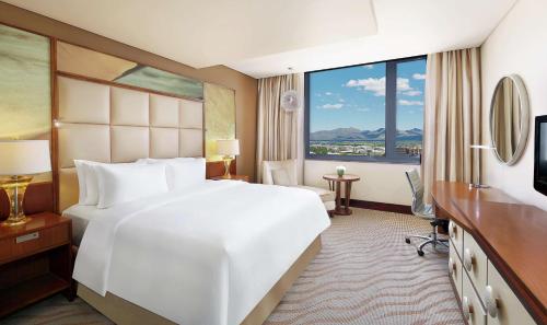 Habitación con cama extragrande del hotel Hilton Windhoek. Foto 3