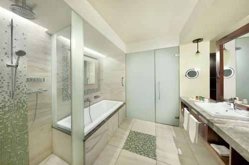 Habitación con cama extragrande del hotel Hilton Windhoek. Foto 4