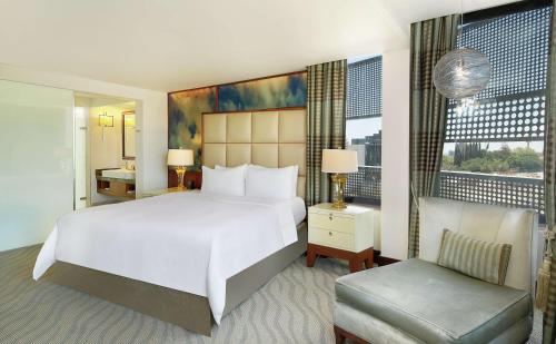 Habitación Deluxe con cama extragrande del hotel Hilton Windhoek. Foto 1