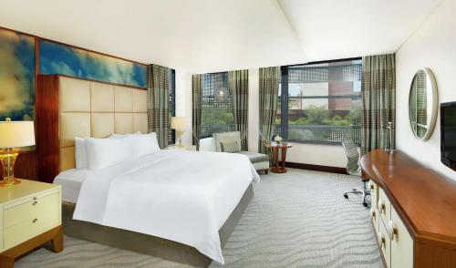 Habitación Deluxe con cama extragrande del hotel Hilton Windhoek. Foto 4