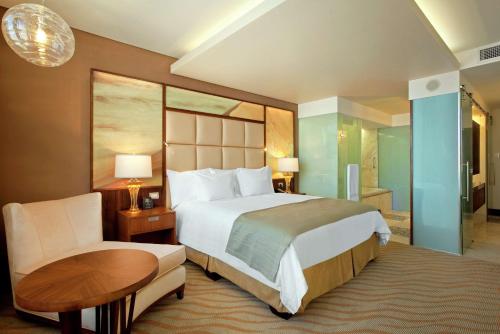 Habitación Executive con acceso al salón y cama extragrande del hotel Hilton Windhoek. Foto 2