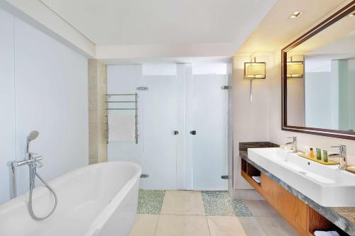 Habitación Executive con acceso al salón y cama extragrande del hotel Hilton Windhoek. Foto 3